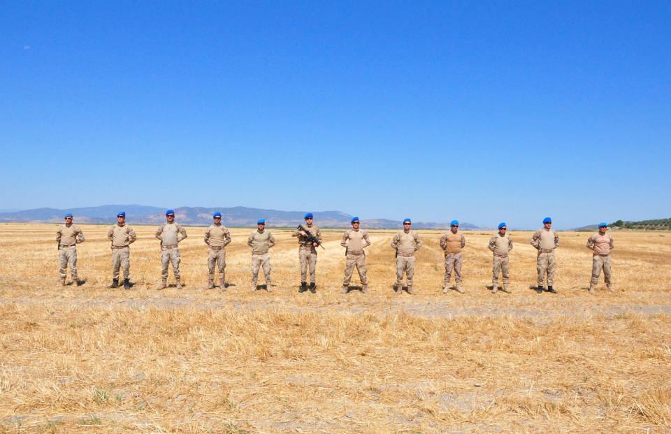 <p>Tepeli pelikan ve karabatak gibi nesli tehlikede 101 farklı türden 20 bin su kuşuna ev sahipliği yapan gölde, kayıklar karaya oturdu, balıkçılık bitti. Zemininde derin yarıkların oluştuğu göl, ayrıca çiftçilerce işgal edilip, tarıma açıldı. </p>