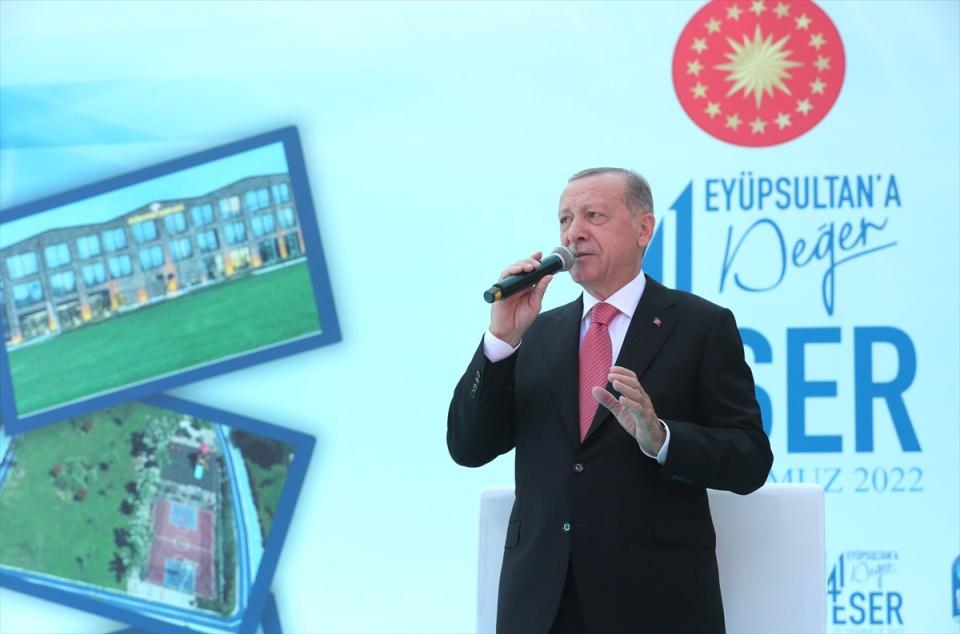 <p>Yaşanan her sıkıntının üstesinden gelirken ödenen bedeller olduğunu dile getiren Erdoğan, "Mesela salgın dönemini 100 bine yaklaşan kayıpla ama insanlarımıza dünyanın en üst standartlı sağlık hizmetini vererek geride bıraktık. Ukrayna-Rusya savaşı, küresel emtia fiyatlarındaki aşırı yükseliş sebebiyle enflasyonda beklenmedik bir dalgalanmaya yol açarken stratejik konumumuz güçlendi." diye konuştu.</p>

<p> </p>
