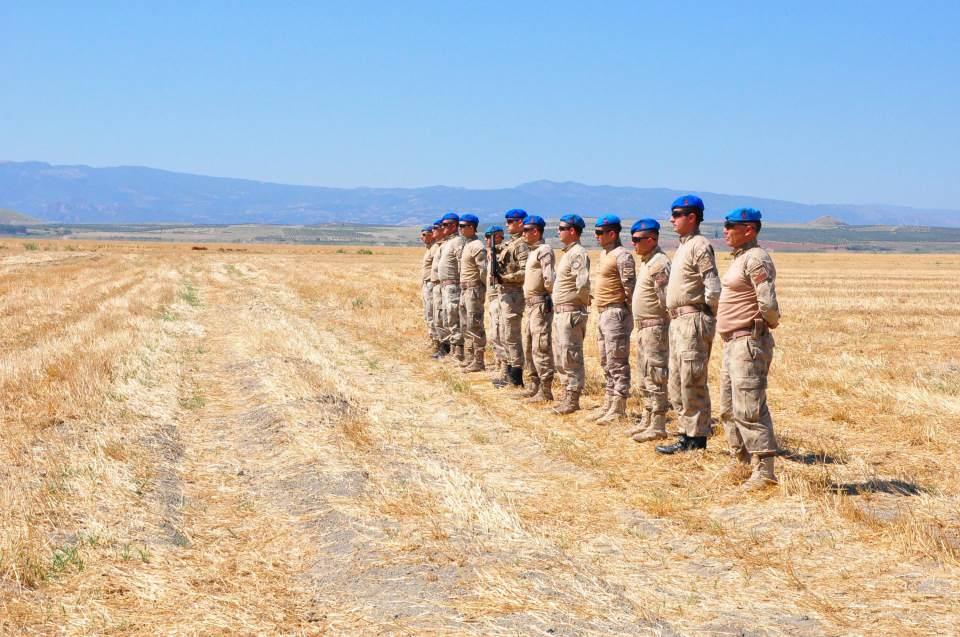 <p>Paylaşım konusunda anlaşamayan çiftçilerin arasında sık sık tartışmalar da yaşandı. 4 ayrı arazi kavgasında 1 kişi hayatını kaybetti, 2 kişi yaralandı. Gözaltına alınan 8 şüpheliden 3'ü de tutuklandı. Jandarma, olaylarda kullanılan 7 av tüfeği ve 1 tabancaya el koydu.</p>
