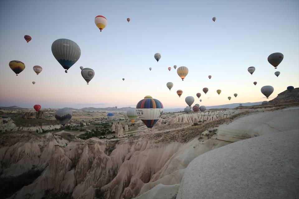 <p>Doğal, tarihi ve kültürel değerleriyle ilgi çeken Kapadokya'da turistler, gün doğumundan batımına kadar farklı turlara katılıp hem yerin metrelerce altında hem de yerin metrelerce üstünde gezerek doğanın zenginliklerini keşfediyor.</p>