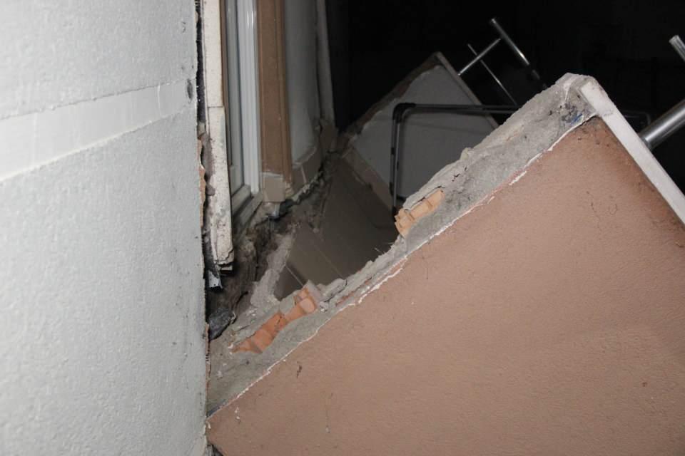 <p> Bu zamana kadar hep bu binayı yapan şahıstan şikayetçiydik. Kaç kez çağırdık, geldi baktı ve bir şey yapmadan geri gitti. Bugün de durduk yere balkon çöktü. Bir tane demir yok. Nasıl Allah korkusu yok bunu yapanların. Biz gürültüye koştuk, yazık günah" dedi.</p>