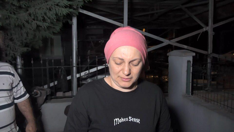 <p><strong>"Ne olduğunu anlayamadım"</strong></p>
<p>Müteahhitten şikayetçi olacağını belirten Duran, "Karşı tarafımda annemler oturuyor. Onlar ses duydu. Ben ne olduğunu anlayamadım, bir anda etraf dönmeye başladı. Yere düştüm, eşim 'Balkon çöküyor' dedi, ben eşimin üstüne düştüm. Üst katlardan çökebilirdi, oradaki oturanlar benim üstüme de düşebilirdi. Şuan zaten hastaneden geldim, sakinleştirici yapıldı" diye konuştu.</p>