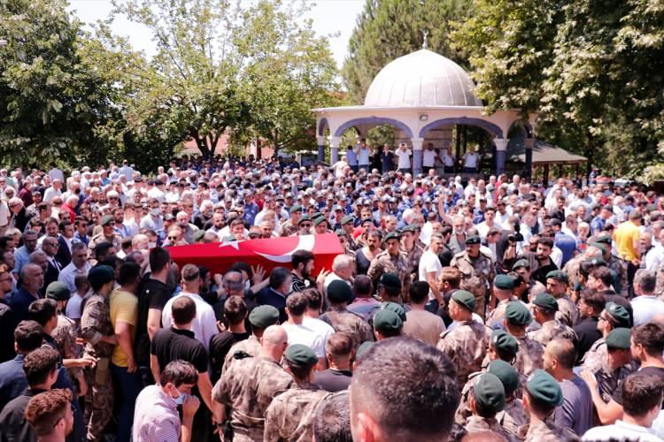<p>Şanlıurfa'daki trafik kazasında yaşamını yitiren özel harekat polisi Ferhat Özer'in cenazesi, Kocaeli'de toprağa verildi.</p>