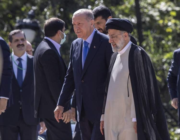 <p>Cumhurbaşkanı Erdoğan ile Reisi'nin tören alanındaki yerlerini almalarının ardından, iki ülke milli marşları çalındı.</p>

<p> </p>
