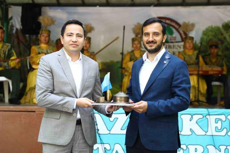 <p><strong>"İLÇEMİZE ZENGİNLİK KATTILAR"</strong></p>
<p><strong>Bu anlamlı günde Bağcılar Belediye Başkanı Abdullah Özdemir de Kazak vatandaşları yalnız bırakmadı. Göç sürecinin Osmanlı devletinin bölünmesiyle başladığını belirten Özdemir, “Hem Balkanlar hem de ata yurdumuzda büyük acılar yaşandı. Birçok muhacir Himalaya Dağları’nda hayatını kaybetti. Adnan Menderes döneminde 2200 kişi iskanlı göçmen olarak Türkiye’ye kabul edildi. Bu muhacirlerden 120 aile ise ilçemizi yurt edindi. Çok değerli Kazak vatandaşlarımız kültürleri, uyumlu ve kişilikli şahsiyetleriyle ilçemize önemli zenginlik ve ahenk kattılar. Bağcılarımızın kültür mozaiğinin en önemli unsurlarında biri oldular” dedi.</strong></p>