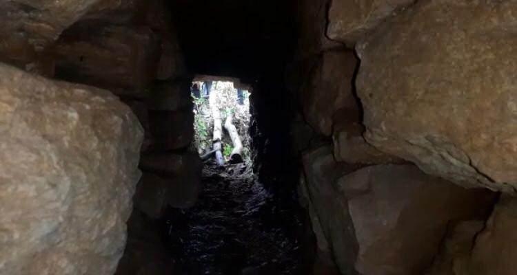 <p>BİR UCU ÇENGELKÖY'DE BİR UCU KUZGUNCUK'TA<br />
İddiaya göre bir ucu Çengelköy’den bir ucu ise Kuzguncuk’tan çıkan gizli tünelin yakınında kamp kuran defineciler, aylarca tünel içerisinde kazı çalışmaları yaparak yaklaşık 500 metre kazdı.</p>

<p> </p>
