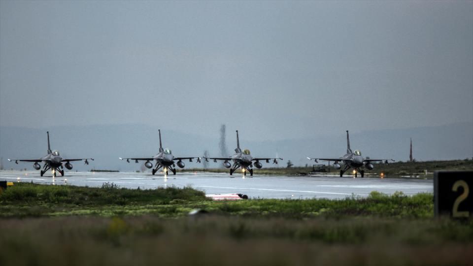 <p>Piste ve taksi yollarına adeta "toz kondurmayan" personel, yer kontrolünün yanı sıra uçuş sahasına çıkan şifreli kapılarda da bu tür maddelere karşı geniş güvenlik önlemleri alıyor.</p>
<p> </p>