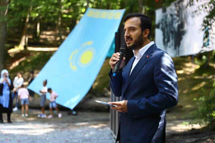 <p><strong>VEFAT EDENLER ANILDI</strong></p>
<p><strong>Sohbet eden, yöresel yemeklerinden yiyen katılımcılar, Atameken müzik grubunun verdiği konserle de eğlendiler. Programın devamında göç sırasında yaşamını yitirenler dualarla anıldı. Etkinliğe; Kazakistan Cumhuriyeti İstanbul Başkonsolosu Alim Bayel ve Kazak derneklerinin temsilcileri de katıldı.</strong></p>
<p> </p>