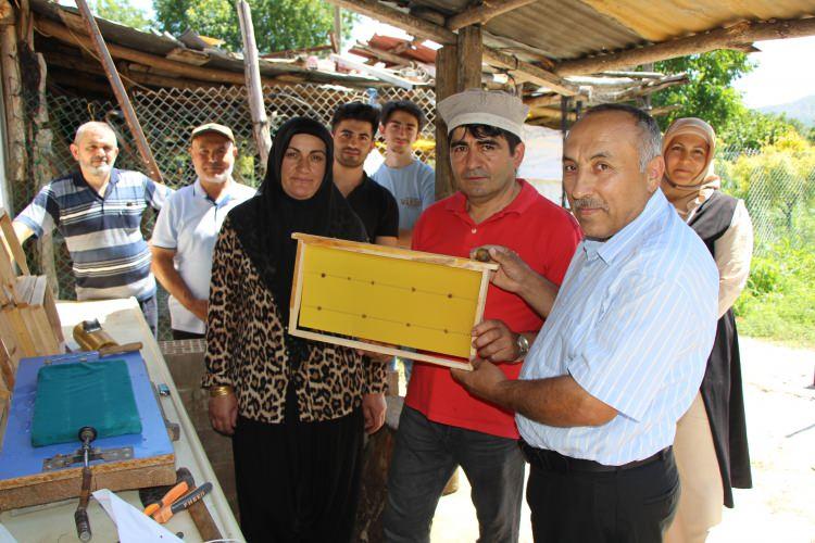 <p>Kurs öncesi arılarla ilgili hiçbir bilgilerinin bulunmadığına işaret eden Çalışkan, "Halk Eğitimi Merkezi’nin kursu olmasaydı biz bu işe başlamazdık. Arıdan tedirgindik, korkumuz vardı. Ama kurs sayesinde bilgi sahibi olduk” şeklinde konuştu.</p>
<p> </p>