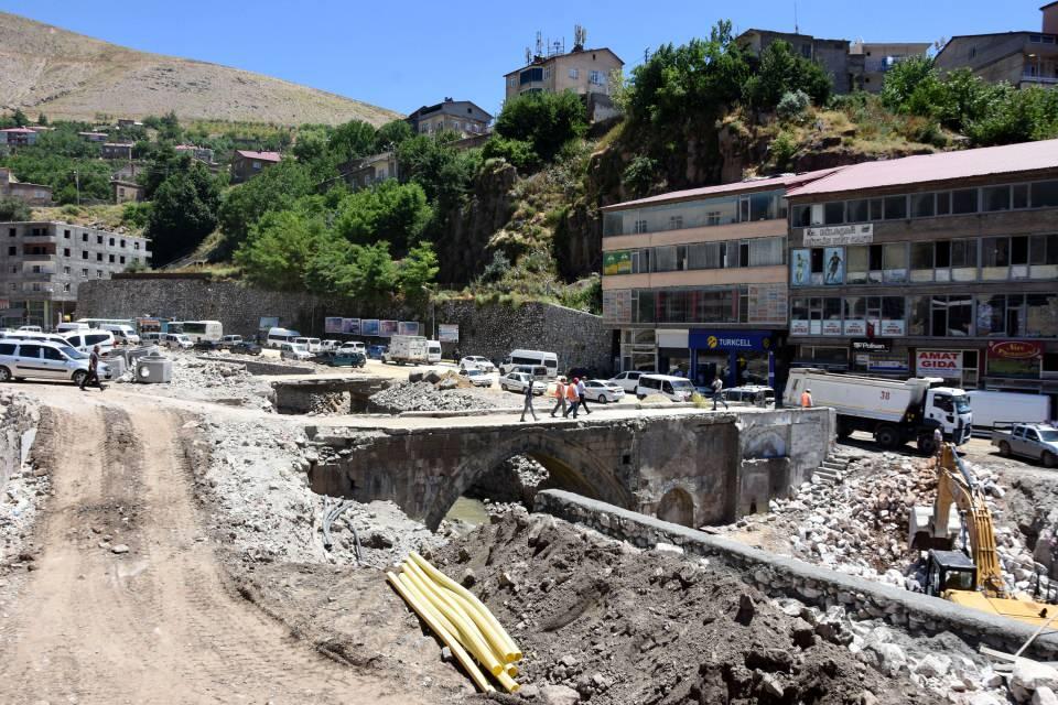 <p><strong>'BÖLGEDEKİ BİRÇOK YAPI BETONARME'</strong></p>
<p>Çalışmada bölgedeki birçok yapının betonarme yapılardan dolayı zarar gördüğünü de hatırlatan Prof. Dr. Demirtaş, "Diğer tarihi yapılar için de aynı şey söz konusudur. Mesela Paşa Hamamı en fazla zarar gören yapılardan bir tanesidir. </p>