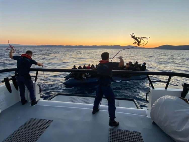 <p>Bakanlıktan yapılan açıklamaya göre, Emniyet Genel Müdürlüğü, Jandarma Genel Komutanlığı ve Sahil Güvenlik Komutanlığı birimleri sorumluluk bölgelerinde Göç İdaresi Başkanlığı taşra birimleri ile birlikte düzensiz göç ve göçmen kaçakçılığı ile etkin mücadele edilebilmesi amacıyla yabancı uyruklu şahısların kalabileceği metruk yerler, yoğunlukla ikamet ettikleri bölgeler, umuma açık eğlence mekanları, tır garajları, terminaller, limanlar ve balıkçı barınakları, toplu taşıma durak ve istasyonlarında dün 32 bin 719 personel ve 152 dedektör köpeği ile 7 bin 161 noktada düzensiz göç ile mücadeleye yönelik "Huzur-2022/7" uygulaması yapıldı.</p>
<p> </p>