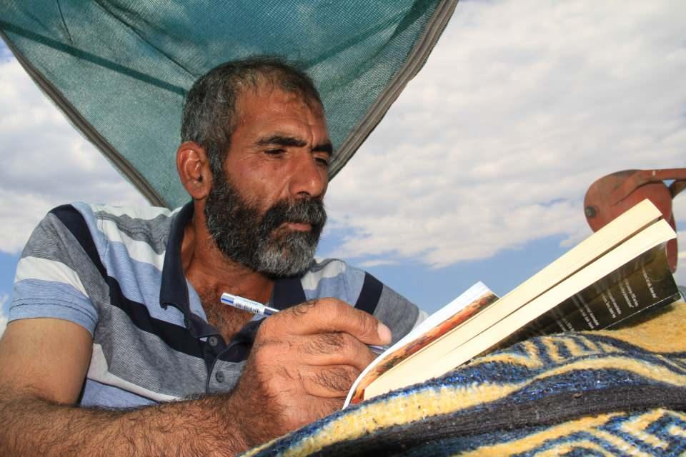 <p>Bu uğraşların içerisinde de mutlaka okumaya zaman ayırıyorum. Günde 2 saat de olsa kitap okurum. Gençlere tavsiyem zamanları varken okusunlar, bizim yaşımıza geldikleri zaman fırsat bulamıyorlar" diye konuştu.</p>