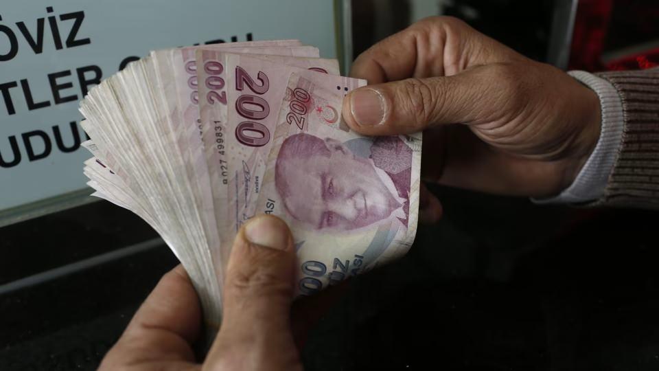 <p>Bakan Bilgin'in bu ifadeleri EYT'lileri umutlandırırken, kamuoyu EYT sorunuyla ilgili somut adımlar beklemeye başladı. Sonraki süreçte, Çalışma ve Sosyal Güvenlik Bakanlığı bünyesinde, EYT'lilerin durumuyla ilgili çalışma grubu oluşturuldu.</p>
<p> </p>