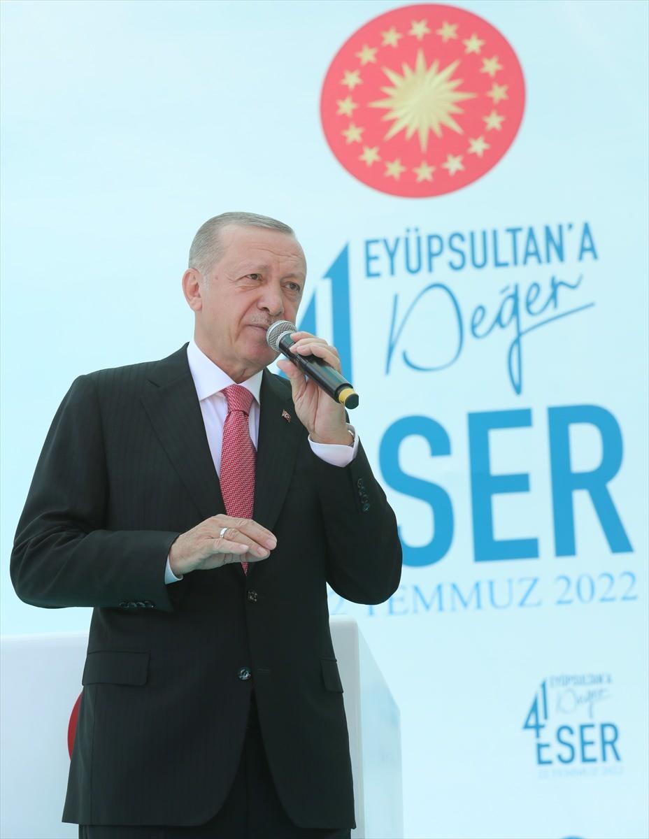 <p>Erdoğan, Türkiye'nin sıkıntılı bu dönemin her aşamasında kendi vatandaşlarını en iyi şekilde koruduğunu, bununla kalmayıp yeni küresel yönetim ve ekonomi sisteminin lider ülkeleri arasında yer alma hedefine doğru adım adım ilerlemeyi de sürdürdüğünü kaydetti.</p>

<p> </p>
