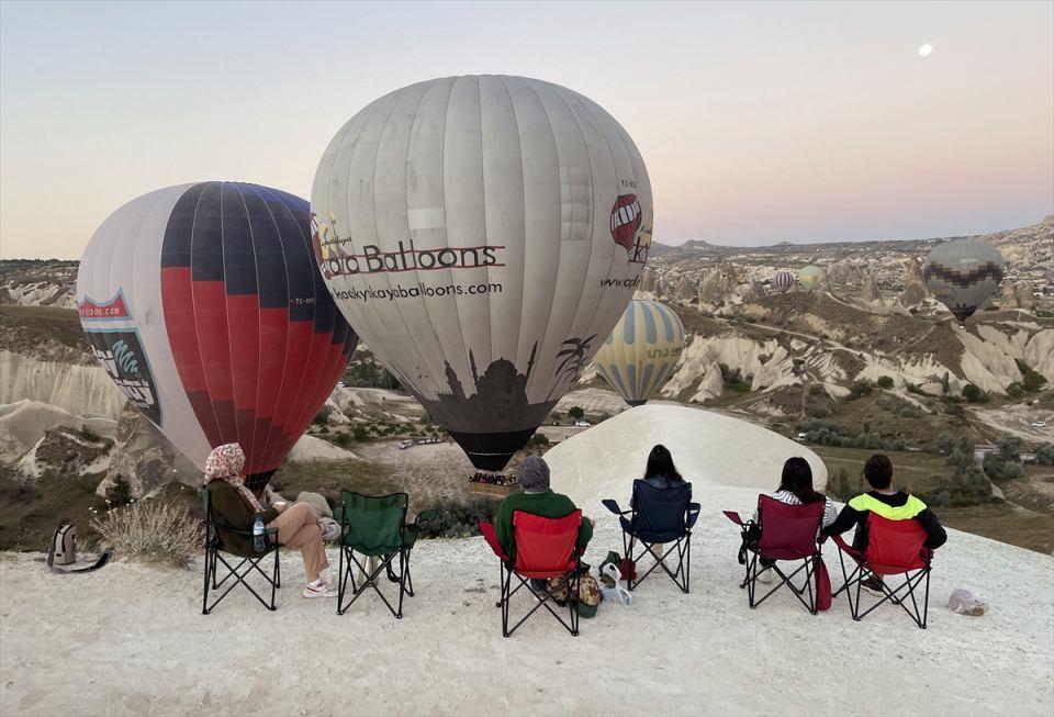 <p>Bölgedeki tatil süreçlerini dolu dolu yaşayan yerli ve yabancı konuklar, Kızılçukur Vadisi yamaçlarında gün batımını izleyerek turu tamamlıyor.</p>
<p> </p>