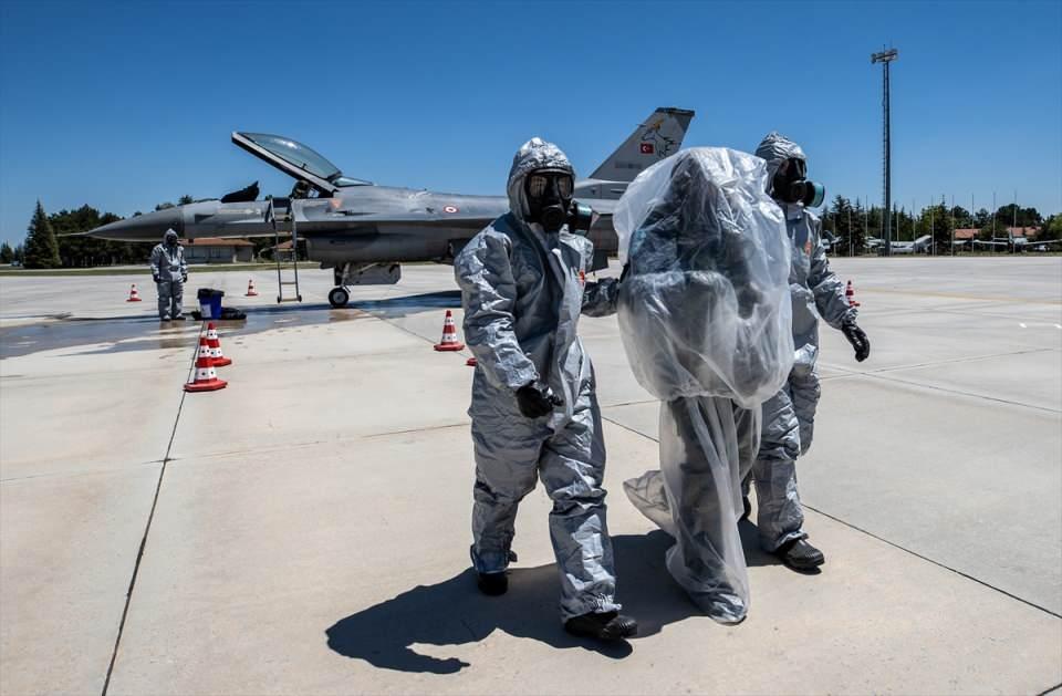 <p><strong> F-16 KBRN tatbikatı</strong></p>
<p>Birlik, Konya 3. Ana Jet Üs Komutanlığındaki kimyasal harp maddesine maruz kalan F-16 savaş uçağının kirlilikten arındırılması tatbikatını da başarıyla gerçekleştirdi.</p>