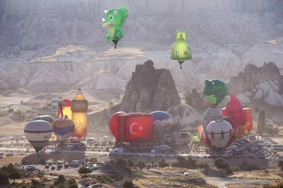 <p>"Palyaço, roket, kalp, yel değirmeni, kurbağa, şişe, ahtapot" gibi çeşitli figürlerdeki sıcak hava balonlarını izlemek için bölgeye gelen turistler, Göreme-Avanos yolunda uzun araç kuyruğu oluşturdu. Jandarma ekipleri, trafiğin aksamaması için kavşaklarda görev yaptı.</p>
<p> </p>