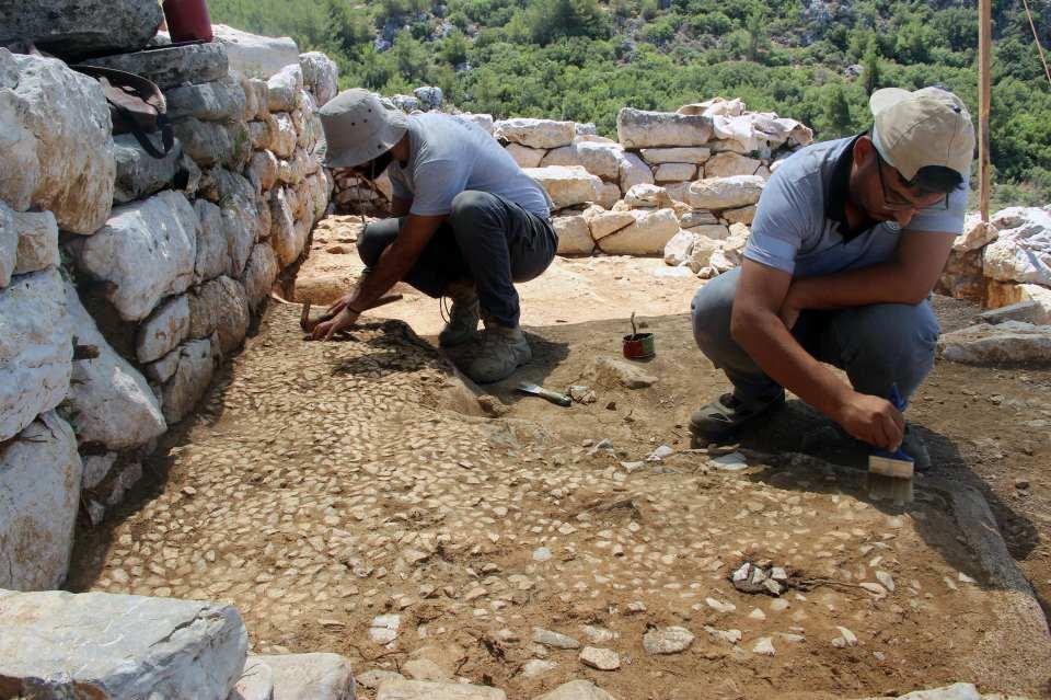 <p>Hellenistik döneme ait küçük bir tapınak ve ilişkili yapıların bulunduğu tapınak terasının kazıları büyük oranda tamamlandı.<br />
</p>