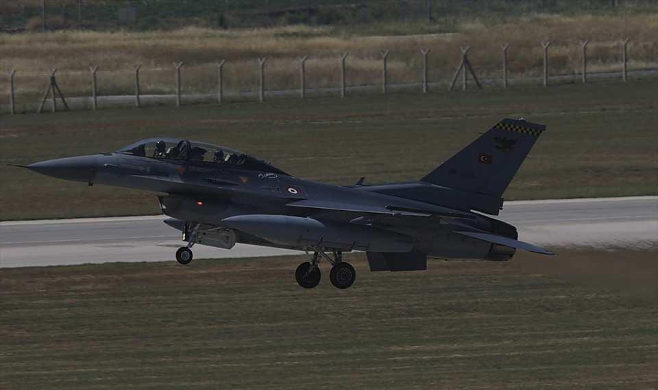 <p><strong>- Uçaklar görev öncesi detaylı şekilde kontrol ediliyor</strong></p>
<p>Pilotların kullanacağı F-16'ların görevlere hazırlanması da büyük bir dikkat ve çaba gerektiriyor.</p>
<p>10'uncu Tanker Üs Komutanlığı bünyesindeki Uçak Sistemleri Komutanlığının uzman bakım personellerince, her gün ve operasyonlar öncesinde uçaklar en ince ayrıntısına kadar kontrol ediliyor.</p>
<p> </p>