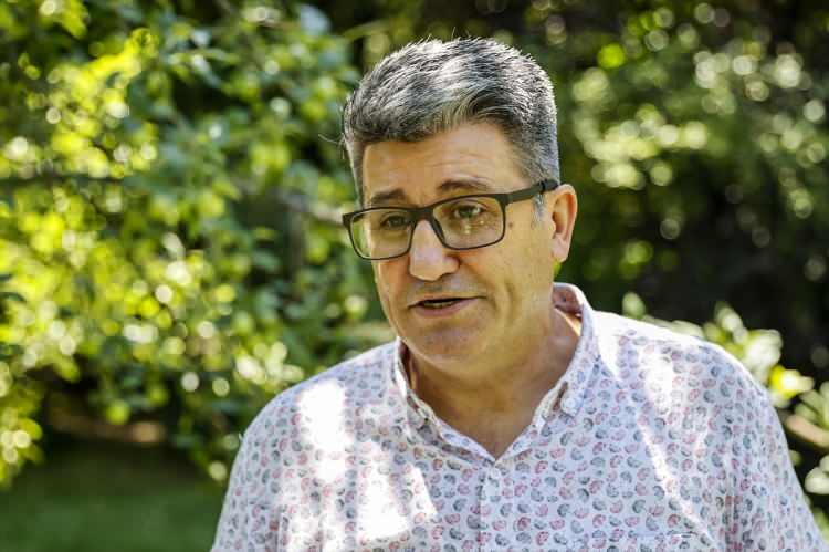 <p>Bu gibi durumlarda çiftçilerin ilk aklına gelen yöntemin ilaçlama olduğunu aktaran Özkan, tarım ilaçları kullanıldığı zaman zararlıya karşı belli bir dönem başarı elde edilebildiğini ancak o zararlıyı öldürürken arıların da öldüğünü dile getirdi.</p>
<p> </p>