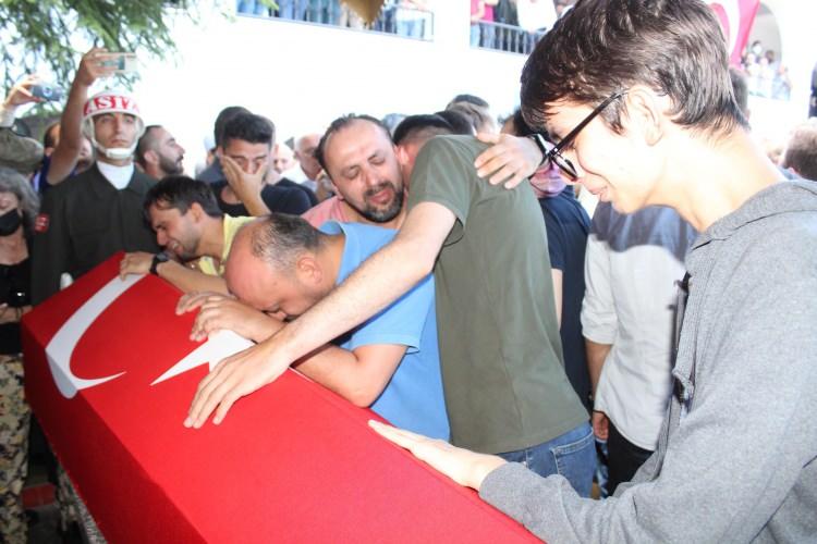 <div>Hakkı Civelek cami önünde oğlunun tabutuna son kez sarılarak, "Komutanım, canım oğlum. Tabutla mı gelecektin benim aslan oğlum" diyerek gözyaşlarına boğuldu.</div>
<div> </div>
<div> </div>