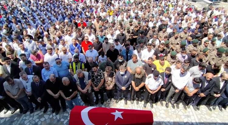 <p>Cenaze törenine Özer'in ailesi ve yakınları ile Vali Seddar Yavuz, Büyükşehir Belediye Başkanı Tahir Büyükakın, Vali Yardımcısı İsmail Gültekin, Büyükşehir Belediyesi Başkan Vekili Yaşar Çakmak, Kartepe Belediye Başkanı Mustafa Kocaman, İl Emniyet Müdürü Veysal Tipioğlu, İl Jandarma Komutanı Albay Yavuz Selim Kapancı, protokol üyeleri, polis memurları ve vatandaşlar katıldı.</p>
<p> </p>