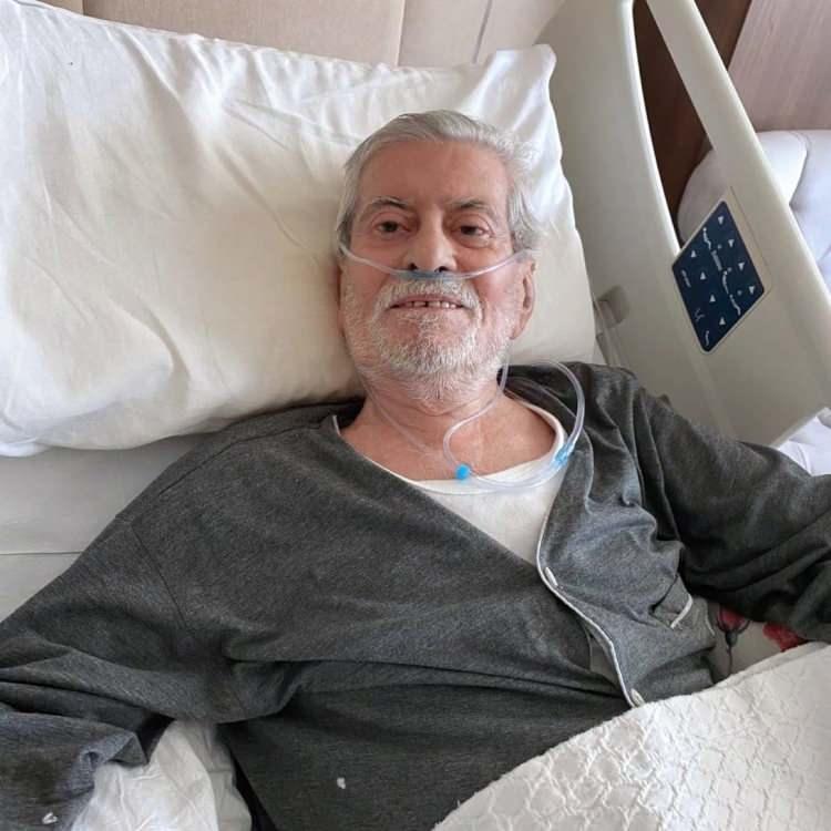 <p>Türk edebiyatının usta kalemlerinden olan Rasim Özdenören rahatsızlanarak yoğun bakıma alınmıştı. KOAH hastası olan Özdeneren yoğun bakımda 82 yaşında hayatını kaybetti.</p>