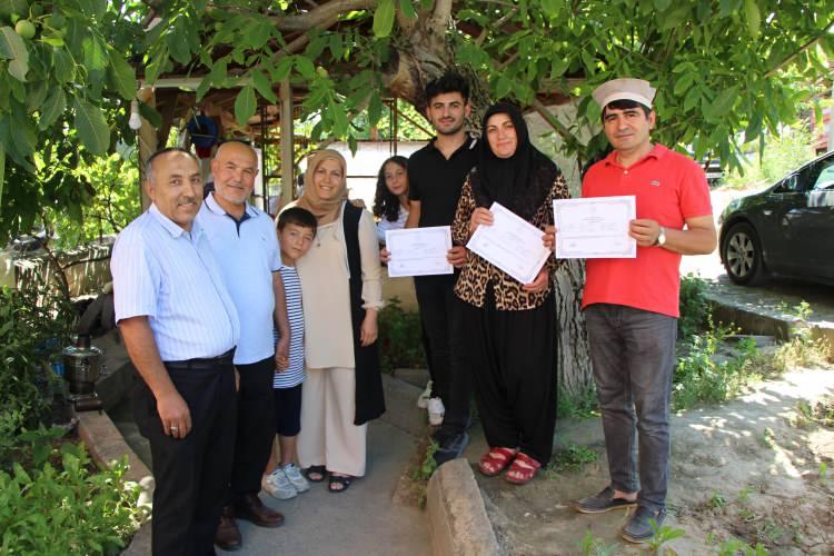 <p><strong>Çalışkan ailesinin 9 kovanı var<br />
</strong><br />
Yazıbağları Mahallesi'nde yaşayan Hüseyin Çalışkan, eşi Sahure Çalışkan ve Amasya Üniversitesi Eğitim Fakültesi öğrencisi oğlu Ömer Taha ile birlikte katıldığı kursu başarıyla tamamladı.</p>