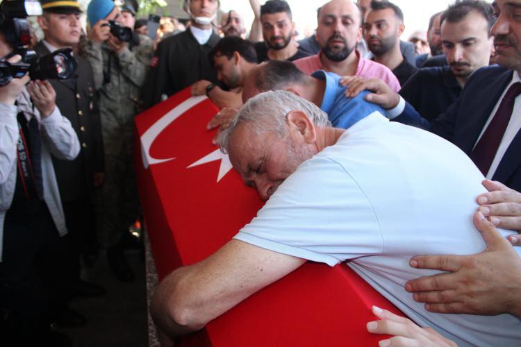 <div> Burada "Şehitler ölmez vatan bölünmez" sloganı atılarak, tekbir getirildi. Şehidin annesi Ayşe Civelek ve kız kardeşi Fatma Civelek cenaze aracının kapılarının açılmasının ardından baygınlık geçirdi. Yakınları ve görevli askerler gözü yaşlı aileye destek oldu.</div>
<div> </div>
<div> </div>