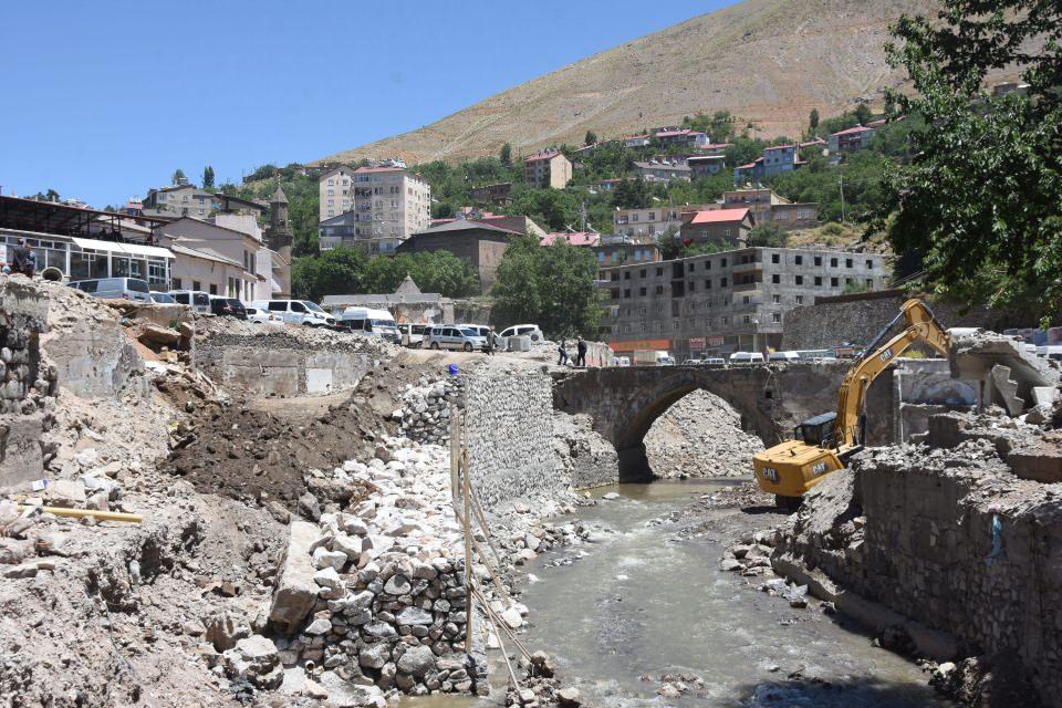 <p>Köprüler kısmi ya da tamamen ortaya çıkarılmıştır. Çünkü, bazıları derenin üzeri kapatıldığından binaların altında kalmıştı. Bazıları da nispeten açıktaydı. </p>