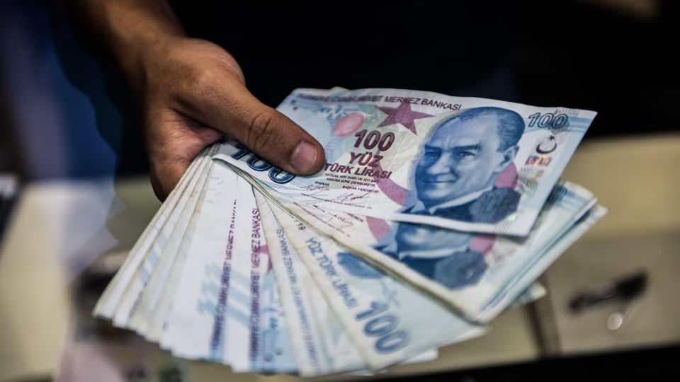 <p>1999'daki değişikliğin ardından aynı işçi, çalışmaya ilk defa 1 Temmuz 1994'te başladığı için 25 yıl sigortalılık süresi, 55 yaş ve 5750 gün prim ödeme koşulunu yerine getirdiğinde emekli olabilme hakkı kazanabilir duruma geldi. Yani kanun değişikliği ile bu işçinin emekliliği 8 yıl ötelendiği gibi 750 gün de fazladan prim ödemesi istendi.</p>

<p> </p>
