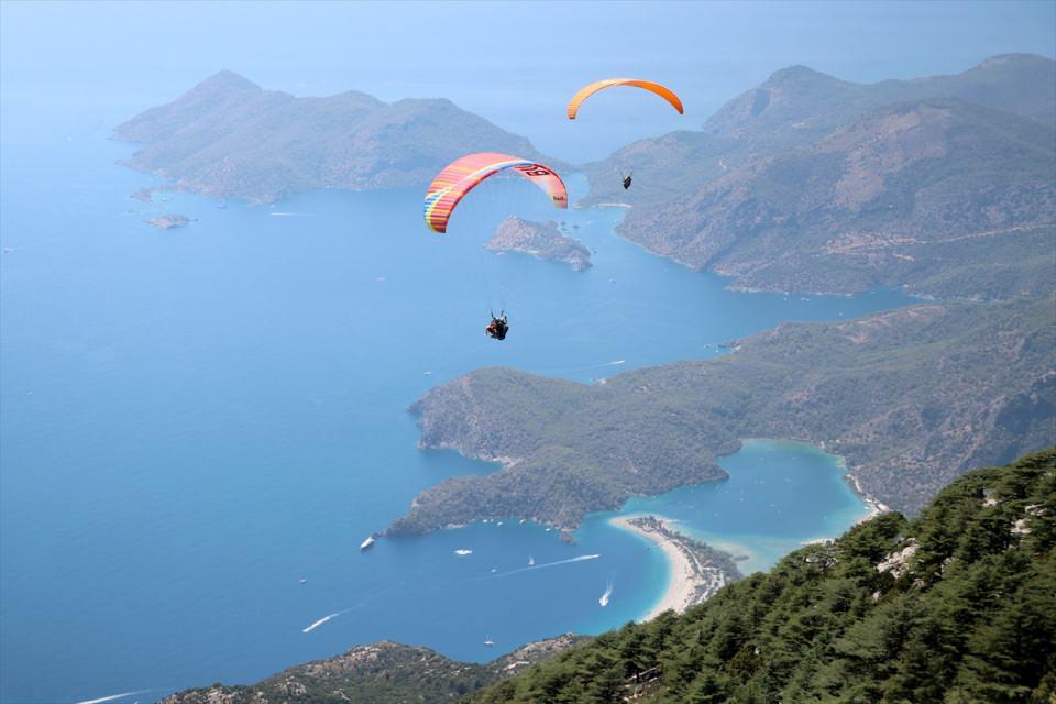 <p>Babadağ, aynı zamanda belge sahibi pilotlarında uçuş yapıp yeteneklerini geliştirebilecekleri bir merkez." ifadelerini kullandı</p>
