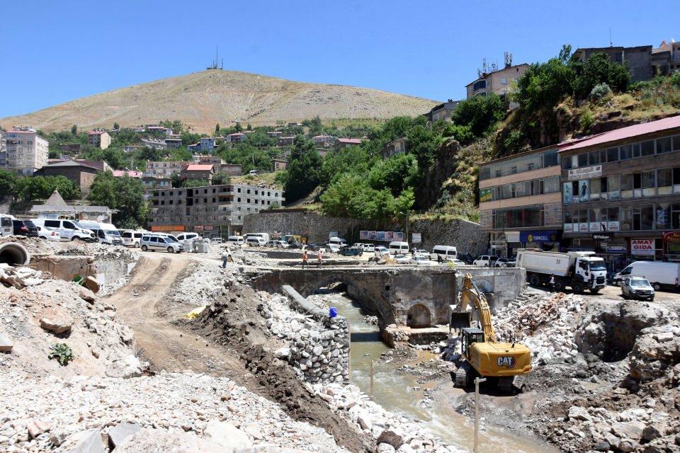 <p>Geçen zamanda 700 iş yeri ve binanın yıkımı da gerçekleştirildi. Enkaz kaldırma çalışmaları sonrasında, binaların arkasında kalan Bitlis Kalesi ve 16'ncı yüzyılda yapılan Paşa Hamamı, yeniden görünür hale geldi. Yıkım çalışmaları sırasında binaların ve iş yerlerinin altında kalan 8 tarihi köprü de gün yüzüne çıktı.</p>