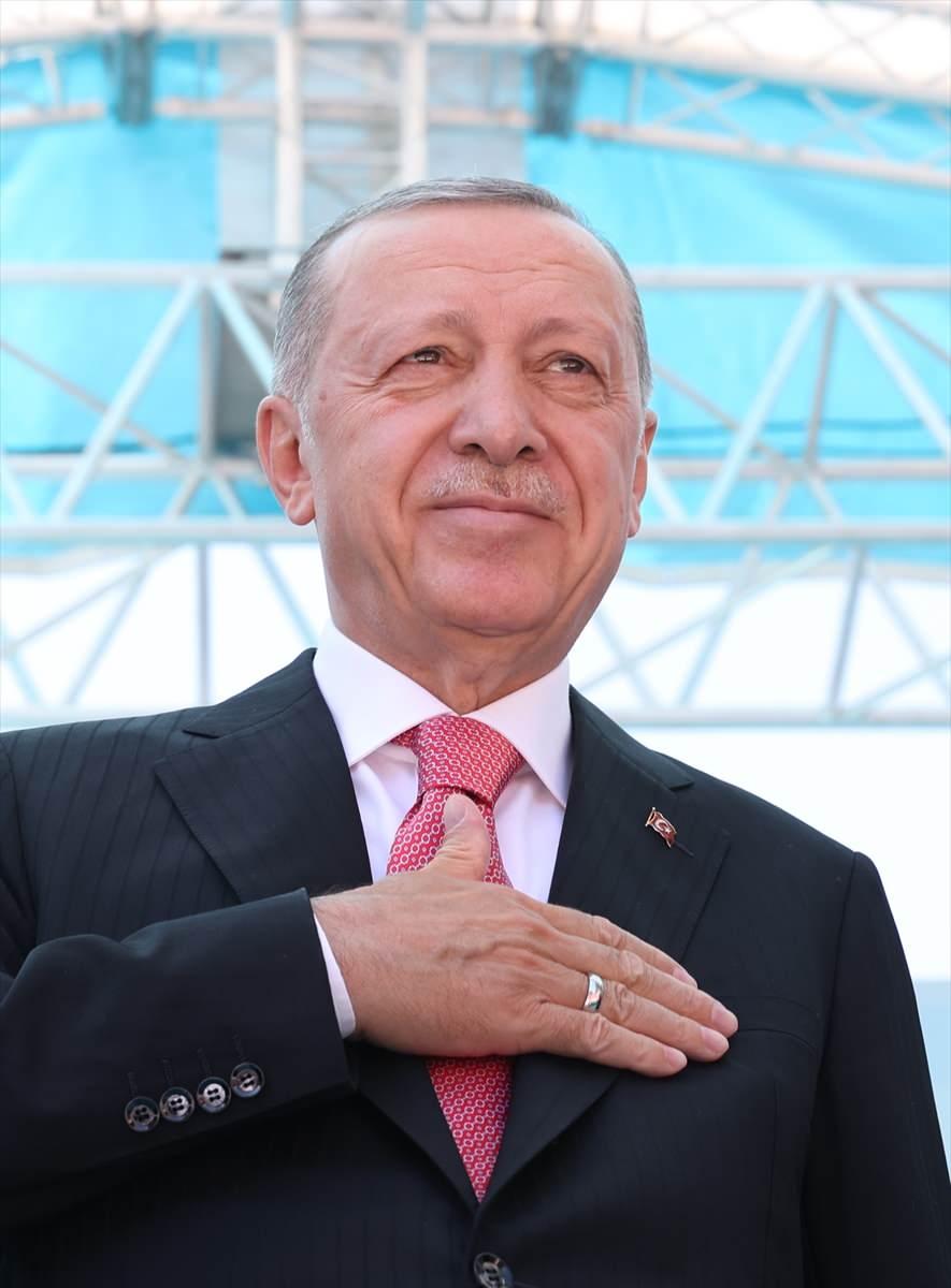 <p>"Rabb'im bizleri İstanbul'a ve bu ülkeye hizmetkar olanlardan eylesin." diyen Erdoğan, dünyanın salgınla başlayıp savaşla süren, enerji ve gıda kriziyle tırmanan, iklim değişikliği gibi tehditlerle dallanıp budaklanan bir dönemden geçtiğini dile getirdi.</p>

<p> </p>
