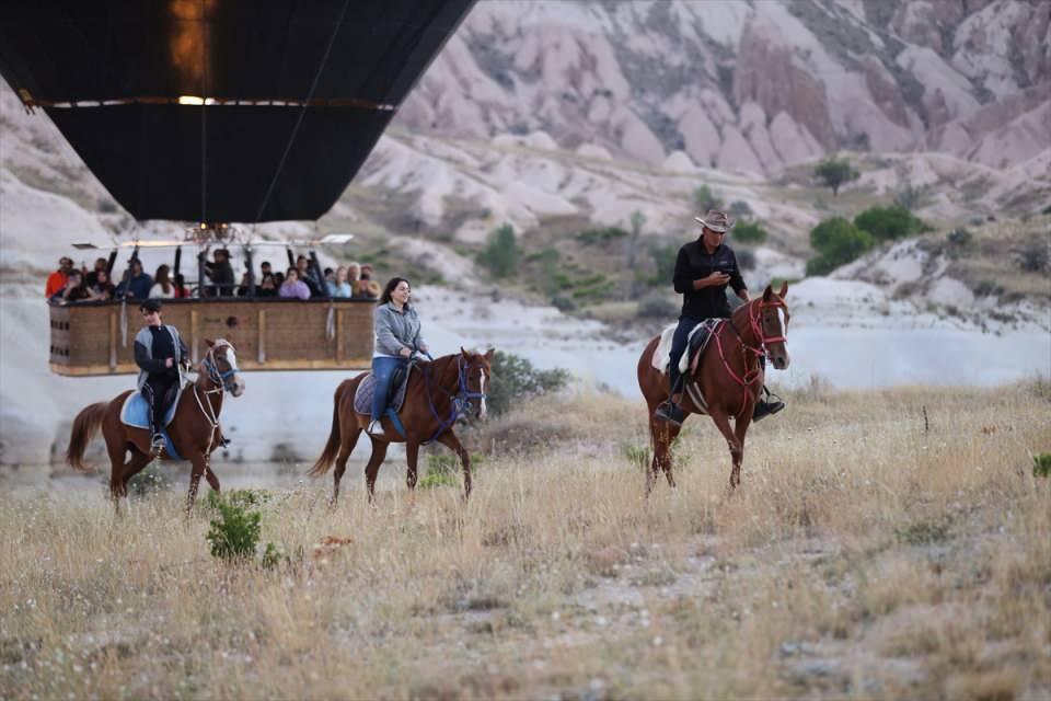 <p>Geniş bir alana yayılmış tarihi ve doğal yapıları, gün doğumu vaktinde düzenlenen sıcak hava balon turuna katılarak gökyüzünden izleyebilen turistler, peribacaları arasında da arazi araçlarıyla ya da at sırtında dolaşabiliyor.</p>
<p> </p>