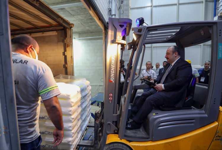<p><strong>- "AR-GE ve akıl teri"</strong></p>
<p> </p>
<p>Açıklamada görüşlerine yer verilen Bakan Kirişci de "Mısır gibi bitkiden o kadar çok ürün elde edebilir hale geldik ki bu konularda yapılan AR-GE faaliyetleri, akıl teri ve bu çalışmalar sonucunda bu noktalara geldik. Bu sitrik asit tesisi de aslında bunlardan bir tanesi. Ülke olarak bu ürünleri burada üretiyor olmak, ithalat yerine kendimizin üretiyor olmasını çok değerli buluyorum." değerlendirmesinde bulundu.</p>
<p> </p>
<p> </p>