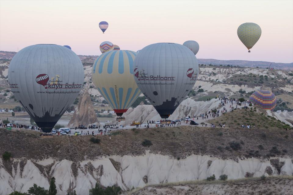 <p>UNESCO Dünya Miras Listesi'ne 1985 yılında alınan, her yıl yerli ve yabancı yüzbinlerce konuğun ağırlandığı Kapadokya, turistlere sunulan alternatif etkinliklerle gözde turizm merkezleri arasında yer alıyor.</p>
<p> </p>