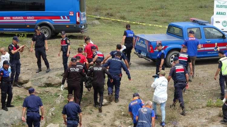 <p>13 GÜN BOYUNCA 83 PERSONELLE ARANDI</p>

<p>Samsun Emniyet Müdürlüğü Deniz Limanı Sualtı Grup Amirliği ekipleri, AFAD, Sahil Güvenlik, itfaiye ve jandarma ekipleri, 13 gün boyunca 83 personel ile arama yaptı. Jandarma kadavra köpeğinin de katıldığı aramalarda bugün acı haber geldi.</p>

<p> </p>
