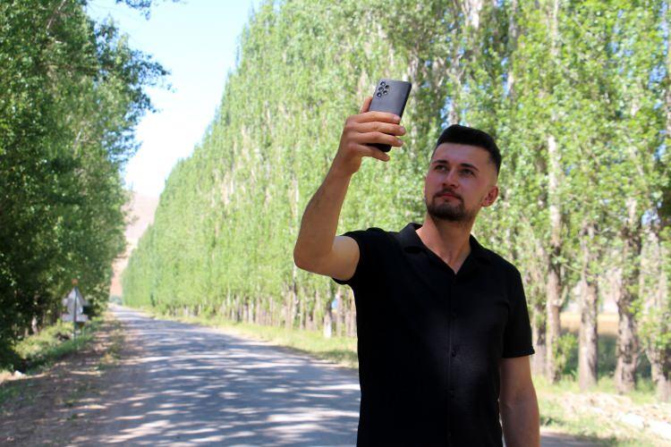 <p>Yaklaşık bin, bin 500 tane ağaç var. Büyüklerimiz kışın yollar belli olsun diye dikmişler” dedi.</p>