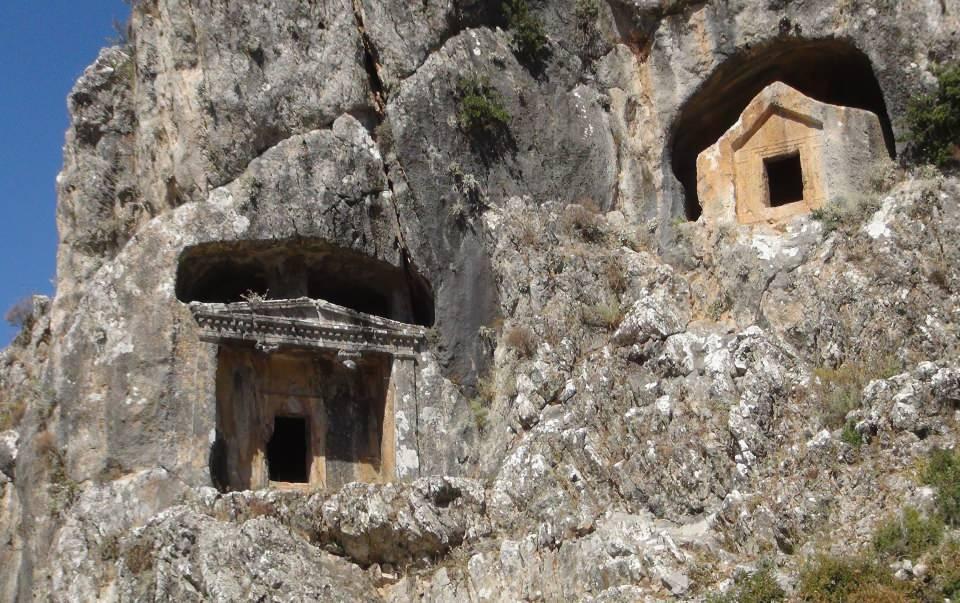 <p>Bir yıllık proje çerçevesinde öncelikle antik kentin ulaşılabilirliği artırılarak ziyaretçilerin araçlarıyla kolaylıkla kente ulaşabilmeleri sağlandı.<br />
</p>