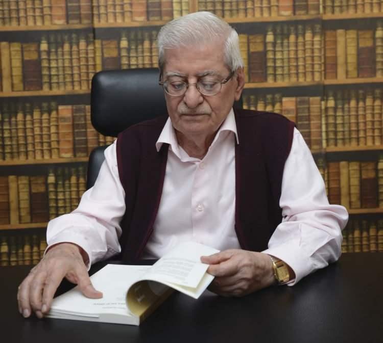 <p>Yeteneği daha küçük yaşlarda belli olan Rasim Özdenören, ilk öyküsünü, bir arkadaşının yönlendirmesi sonucunda lise yıllarında yazdı. Daha sonra yazmayı hiç bırakmadı.</p>