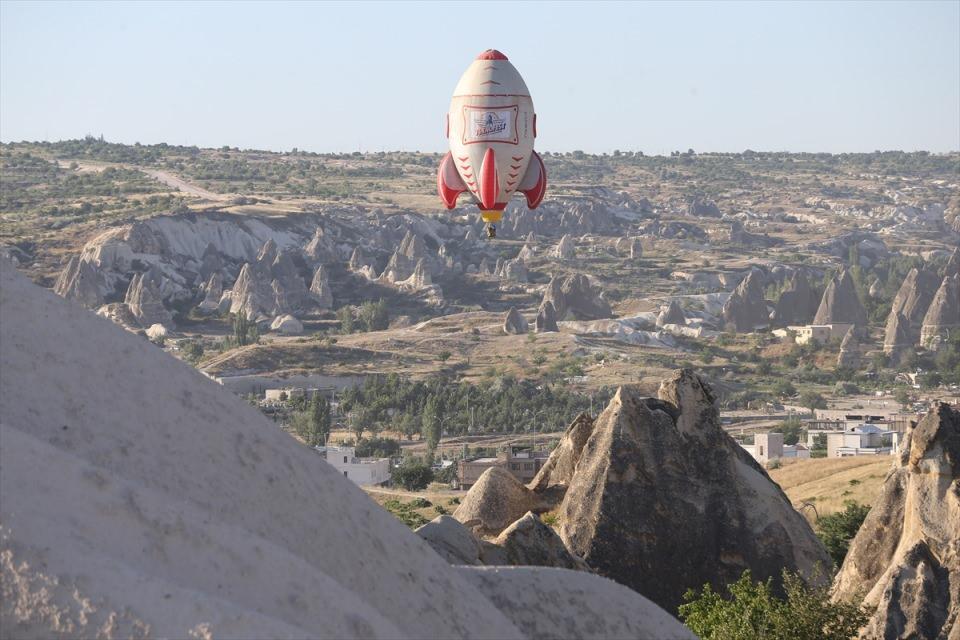 <p>Festival alanına gelenlerden Yasin Güleç ise ilk gününden itibaren ailesiyle takip ettiği etkinlikleri izlemekten keyif aldıklarını ifade ederek, "Çok güzel bir etkinlik. Hem Kapadokya'nın hem Türkiye'nin tanıtımına olumlu katkılar sunduğunu düşünüyorum." diye konuştu.</p>
<p> </p>