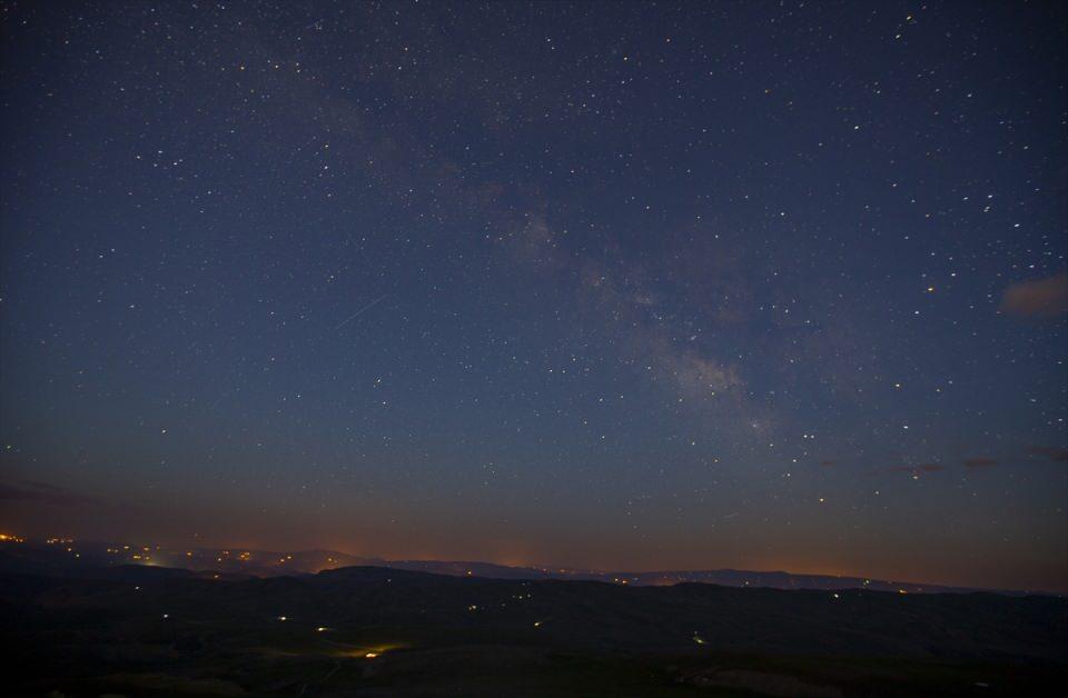 <p>Anadolu Ajansı (AA) ekibi tarafından, gözlem etkinliğinin yapılacağı bölgede gökyüzü, gece uzun pozlama tekniğiyle fotoğraflandı.</p>
<p> </p>
