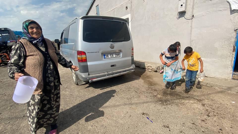 <p>Mustafa Miraç ve Muhammet Fatih Şirin kardeşler, yörede 'Buke Barane' olarak bilinen oyun için yaklaşık 30 santimetre uzunluğundaki bir tahta parçasının üzerine 'yazma' olarak da bilinen başörtüsü örterek temsili geline dönüştürdü. </p>
