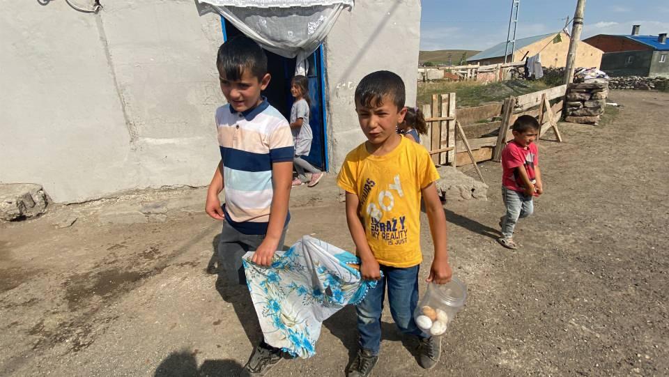 <p>Çocuklara hediye veren vatandaşlar yağmur yağması için de üzerlerine su serper" dedi.</p>