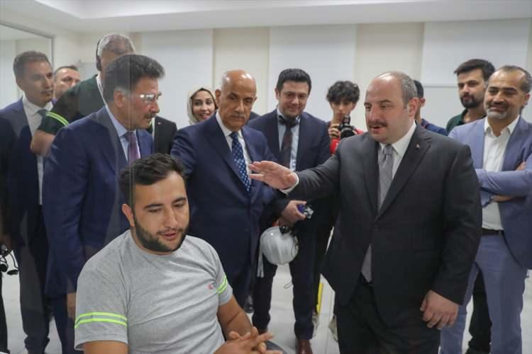 <p>Fabrikada çok sayıda gencin istihdam edildiğini anlatan Kirişci, "Onlar akıl teri döküyorlar. Tekrar tebrik ediyorum kendilerini. İnşallah kapasite artırımıyla birlikte yine dünya ile rekabet edebilecek az sayıdaki tesislerden ve işletmelerden birisi olacak." ifadesini kullandı.</p>

<p> </p>

<p> </p>
