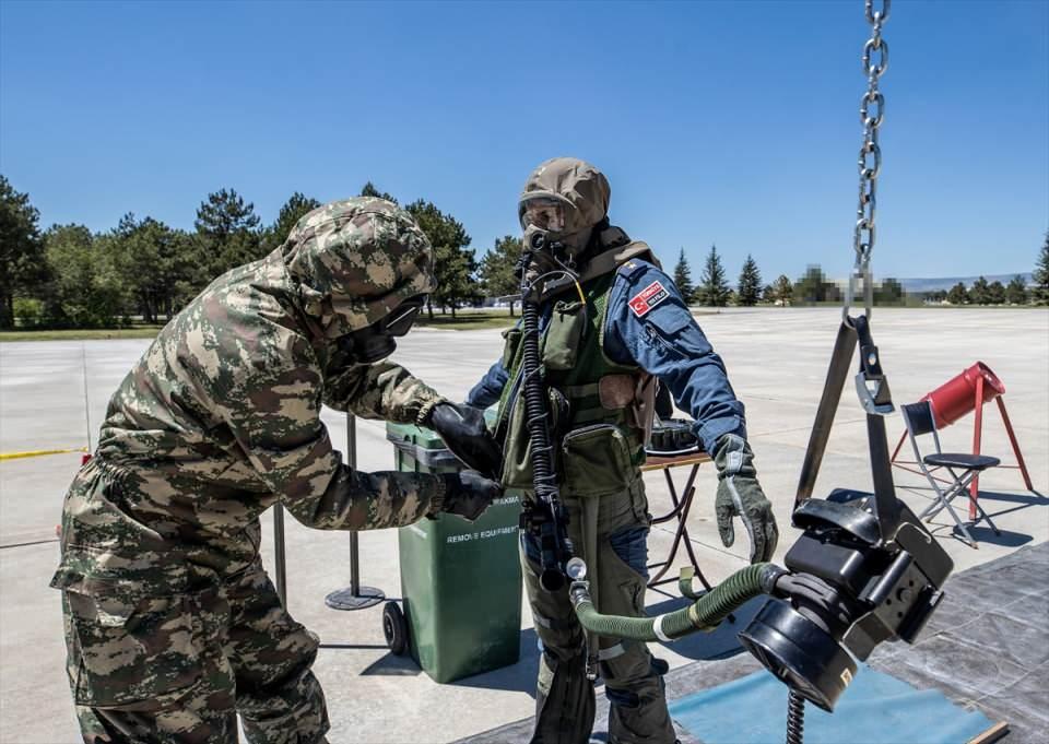 <p>"Toplu korunma sistemi" adı verilen, personelinin KBRN ortamında bile temiz bir alanda dinlenmesini sağlamak üzere kurulan birimde kirlilik kontrol sahası proseslerinden geçirilen pilot, yeniden harekata katılım sağladı.</p>
<p> </p>