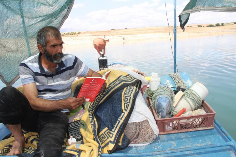 <p>Alttan 3 dersim kaldı sadece. İş yoğunluğundan dolayı derslere katılamıyorum. İnşallah en kısa zamanda fırsatını bulursam kalan 3 dersimi de vereceğim. Okumanın yaşı yoktur. Ben üniversiteyi bir yere gelmek için okumuyorum. Gençlerimize örnek olsun diye okuyorum. Gençlerimize tavsiyem okusunlar. Bir şeyler öğrenmek için okusunlar, sınıflarını geçmek için değil. Ben çocuklarıma örnek olmak için üniversiteye gidiyorum. </p>
