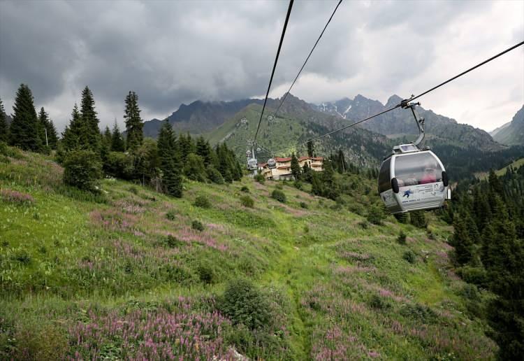 <p>Almatı'da dağın 3200 metrelik yüksekliğine teleferiklerle ulaşılabiliyor. </p>
