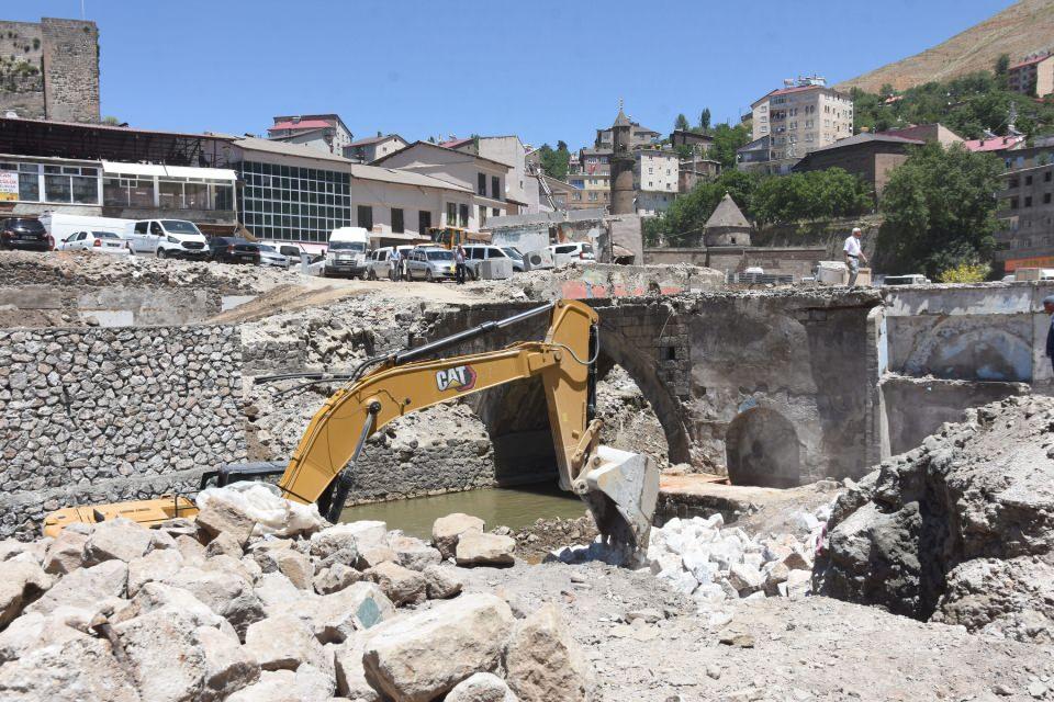 <p>Derenin üzerindeki binalar yıkıldıktan sonra ortaya çıkarılan köprü sayısı 8’dir. Bu proje şu anda devam ediyor. Proje sayesinde Bitlis’in tarihi dokusu belli oranda belirmeye başladı."</p>
